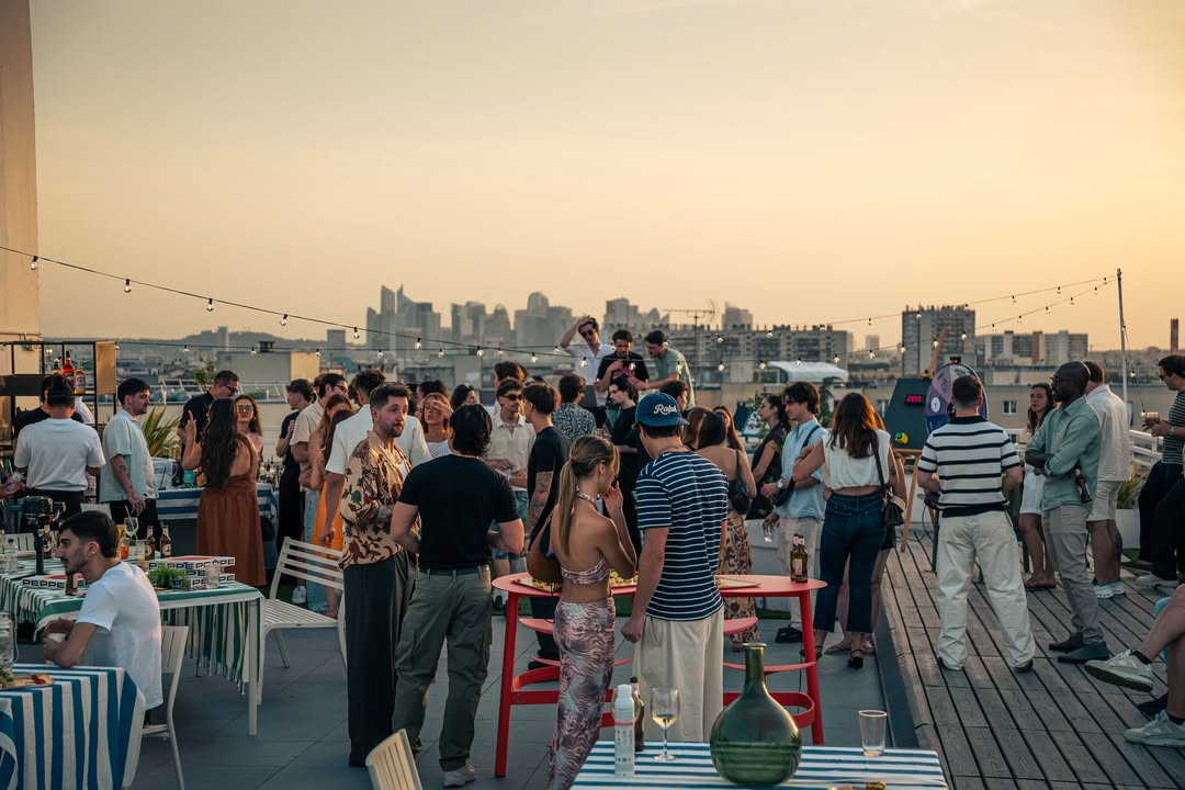 Hiving Night — rooftop au coucher de soleil